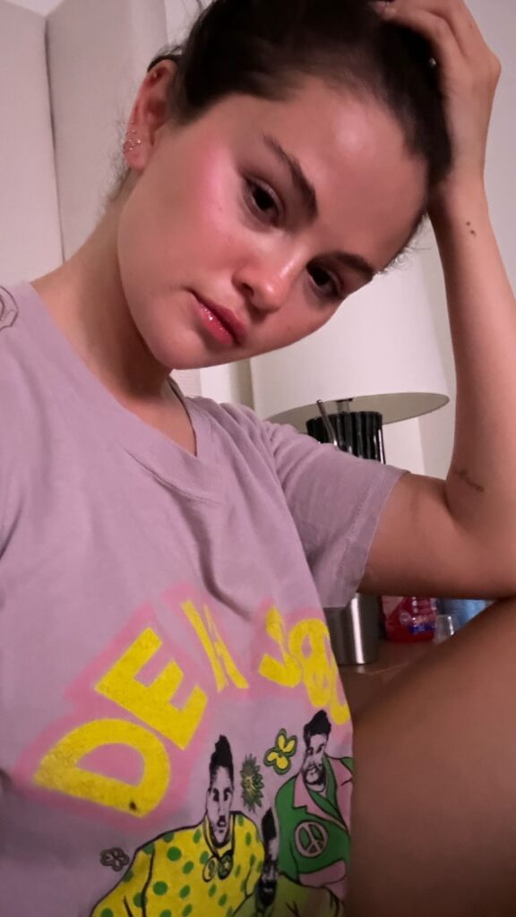 Selena Gomez Brings a Selfie Face!